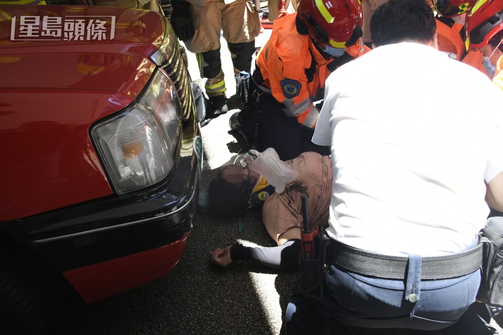 的士女司機被困車底獲救。楊偉亨攝 的士女司機被困車底獲救。楊偉亨攝