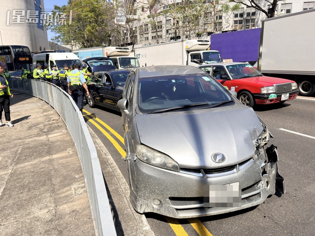 私家車逃捕撞向隱形戰車。梁國峰攝