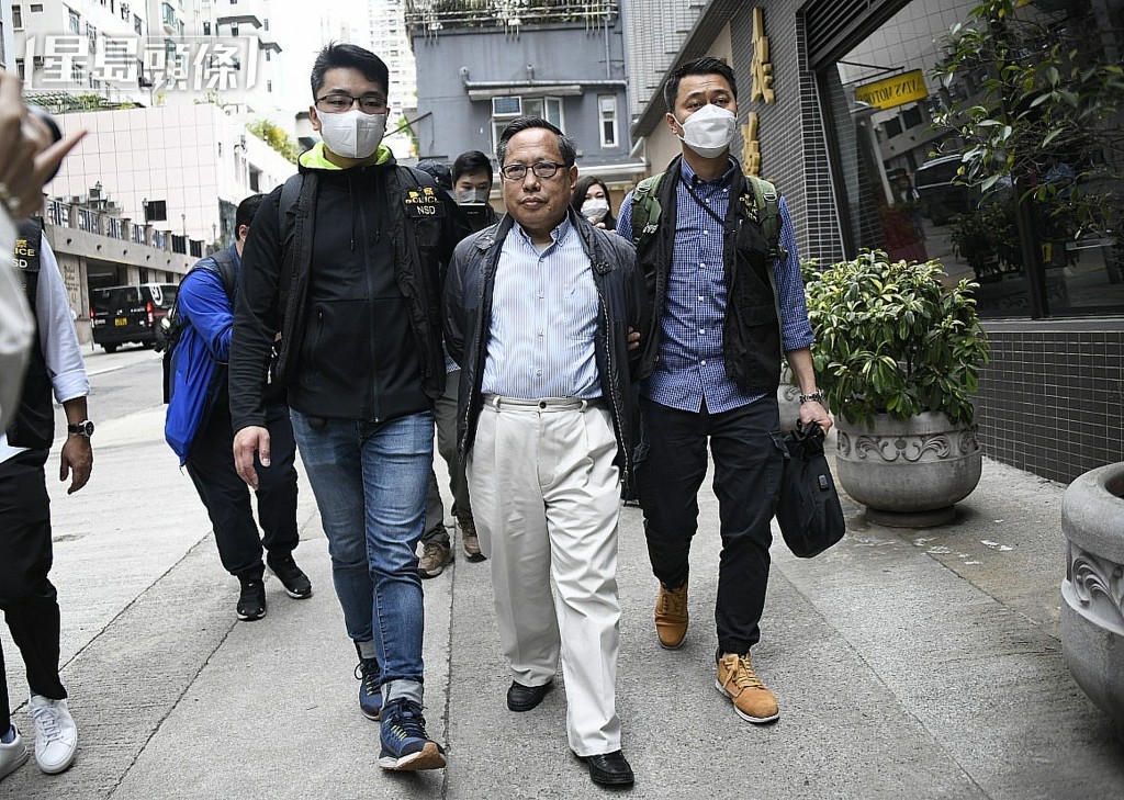 何俊仁(中)于开审前认罪。资料图片