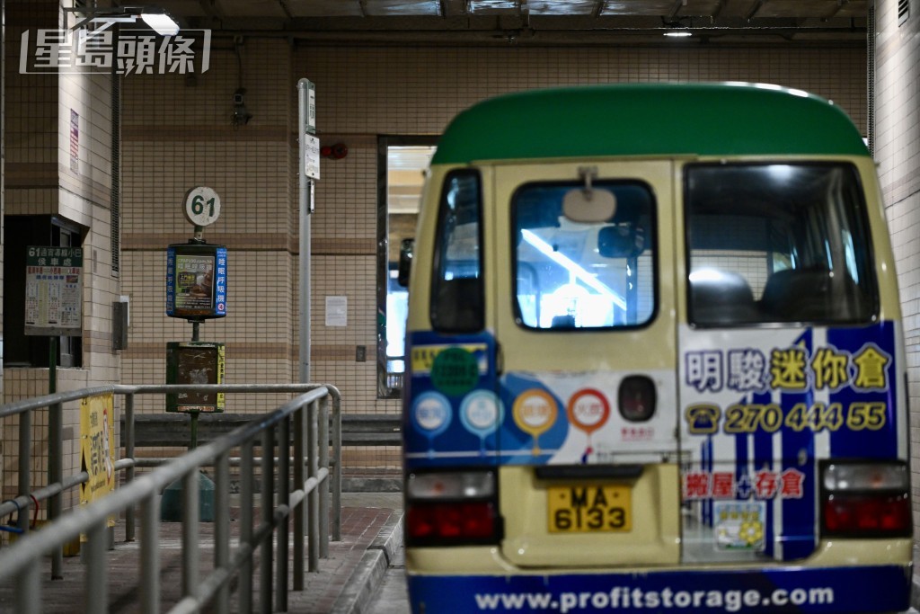 截止上月底,輸入公共小巴司機、本地客車司機和跨境巴士司機的本地駕駛考試及格率是保持平穩。資料圖片 截止上月底,輸入公共小巴司機、本地客車司機和跨境巴士司機的本地駕駛考試及格率是保持平穩。資料圖片