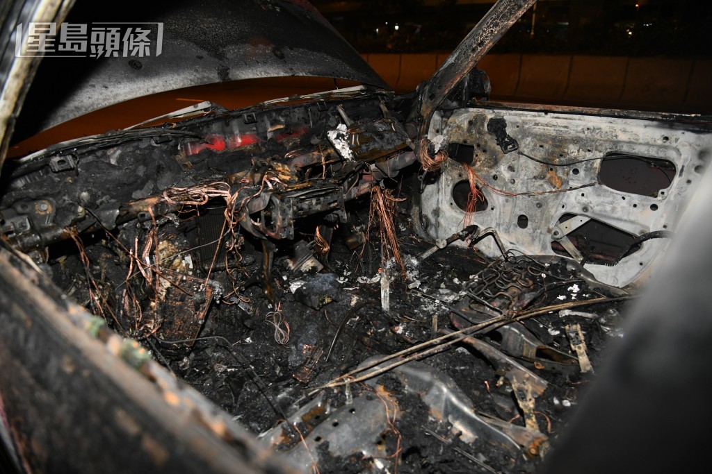 的士嚴重焚毀。黎志偉攝 的士嚴重焚毀。黎志偉攝