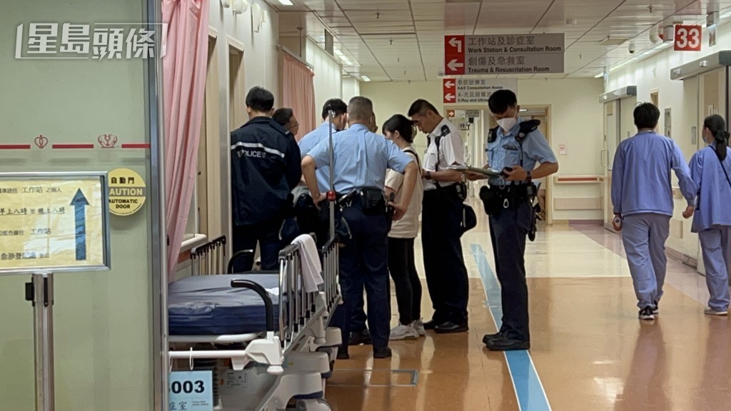 警員在醫院調查。楊偉亨攝 警員在醫院調查。楊偉亨攝