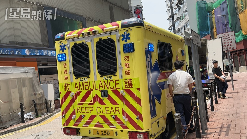 救護員到場。