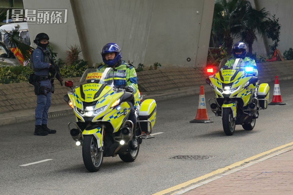 警车护囚车到达法院。
