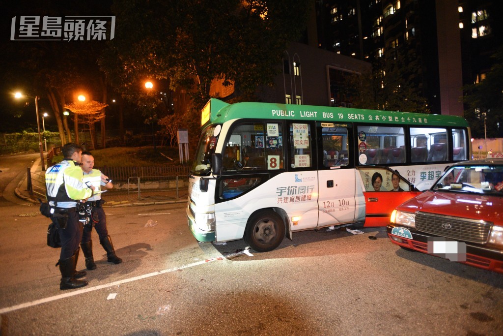 小巴司机被卷入车底昏迷送院。尹敬堂摄