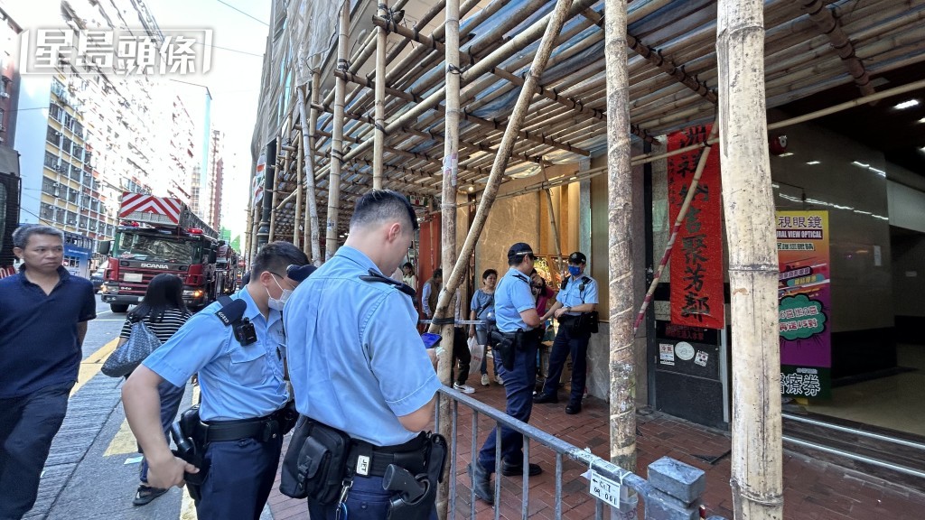 警方及消防調查火警因。蔡楚輝攝 警方及消防調查火警因。蔡楚輝攝
