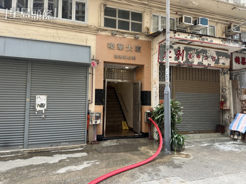 消防開喉灌救。梁國峰攝 消防開喉灌救。梁國峰攝