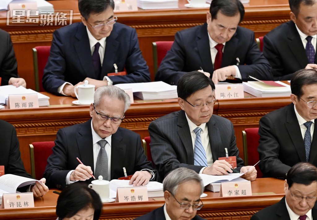 李家超與岑浩輝毗鄰而坐。劉駿軒攝