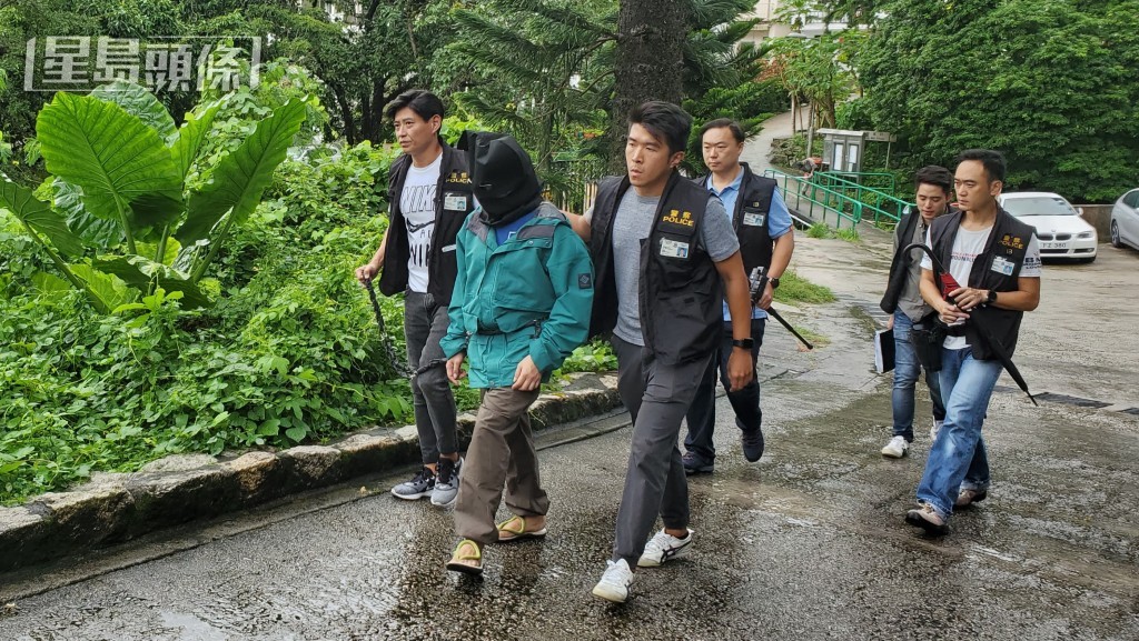 男被告道士張子材被捕後由警方帶返現場重組案情。資料圖片 男被告道士張子材被捕後由警方帶返現場重組案情。資料圖片