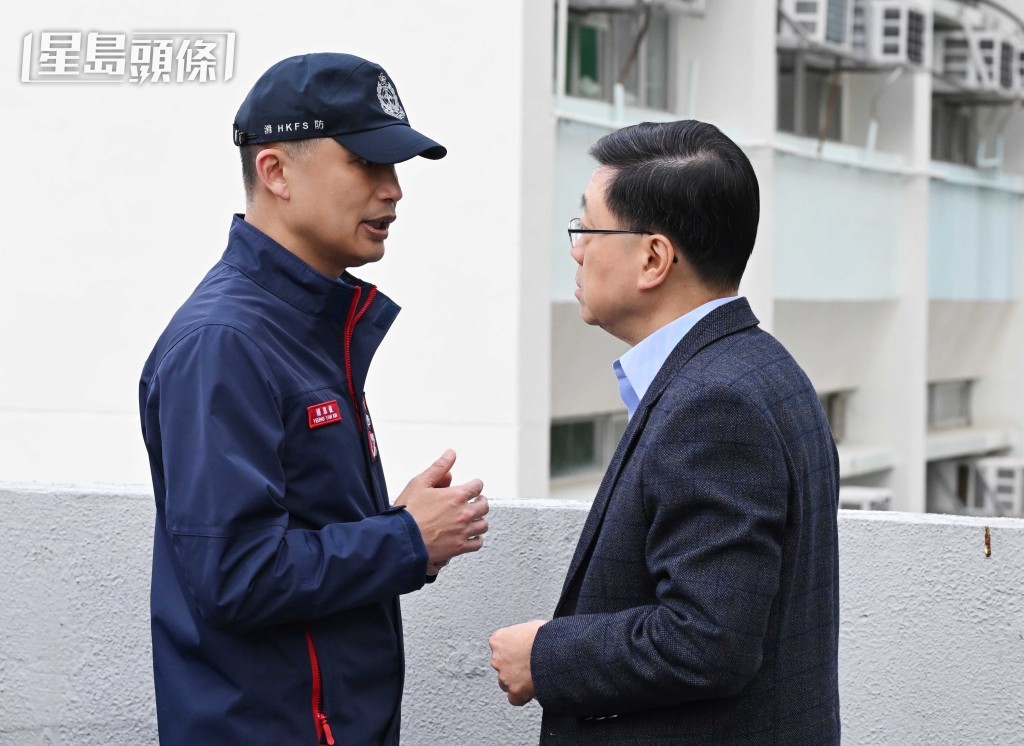 早前消防處長楊恩健(左)陪同行政長官李家超,視察大埔宏福苑五級火現場。資料圖片 早前消防處長楊恩健(左)陪同行政長官李家超,視察大埔宏福苑五級火現場。資料圖片