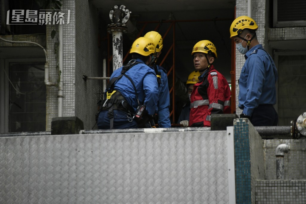 消防員在場拯救。楊偉亨攝 消防員在場拯救。楊偉亨攝