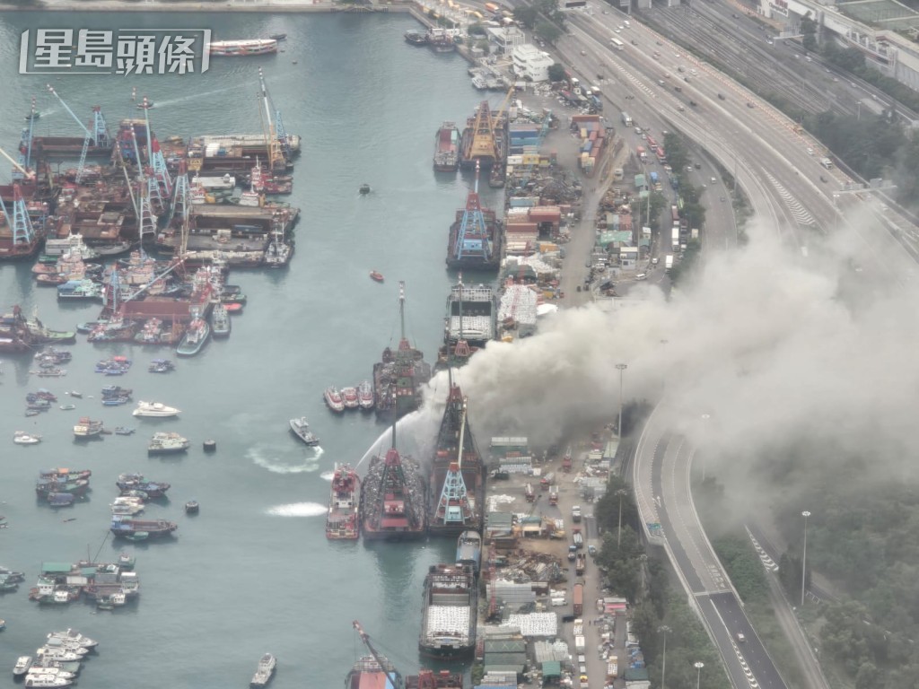 躉船起火，濃煙沖天。