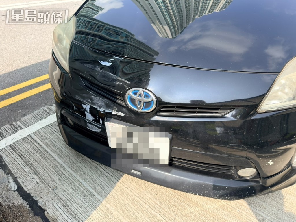 私家車亦車頭損毀。 私家車亦車頭損毀。