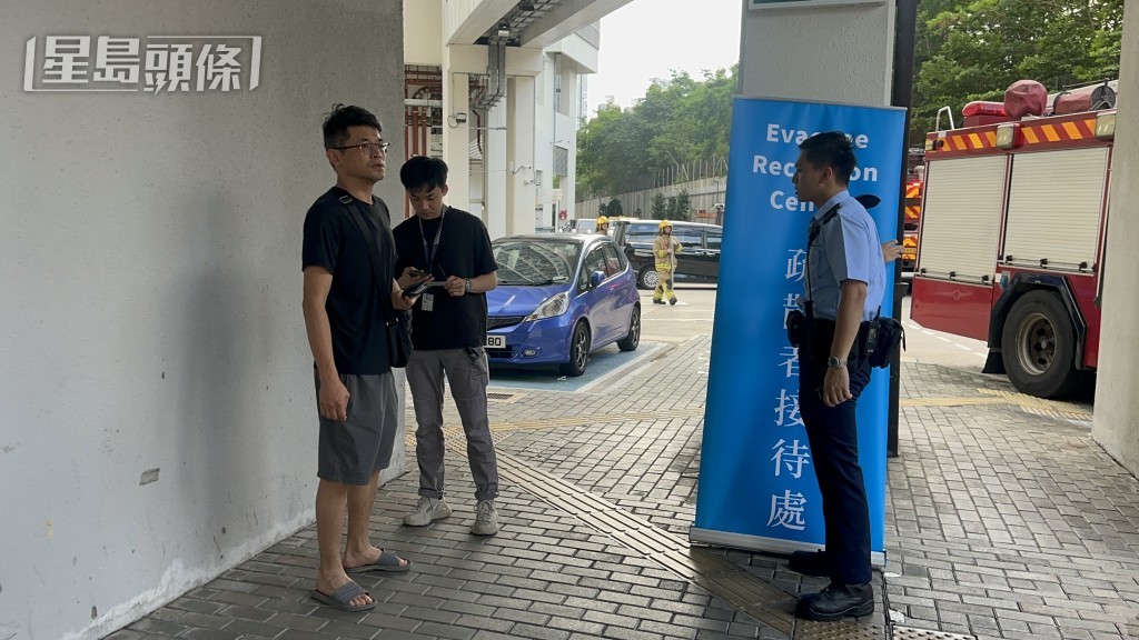 曾先生接獲母親通知指鄰居單位冒煙,他於是趕回家,幸發現母親無恙。 曾先生接獲母親通知指鄰居單位冒煙,他於是趕回家,幸發現母親無恙。