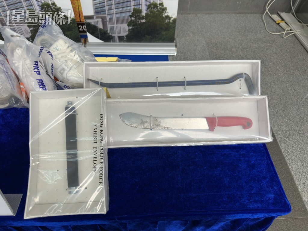 證物中有牛肉刀。 證物中有牛肉刀。