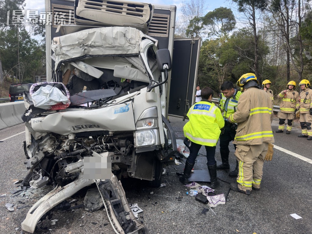 貨車車頭損毀嚴重。