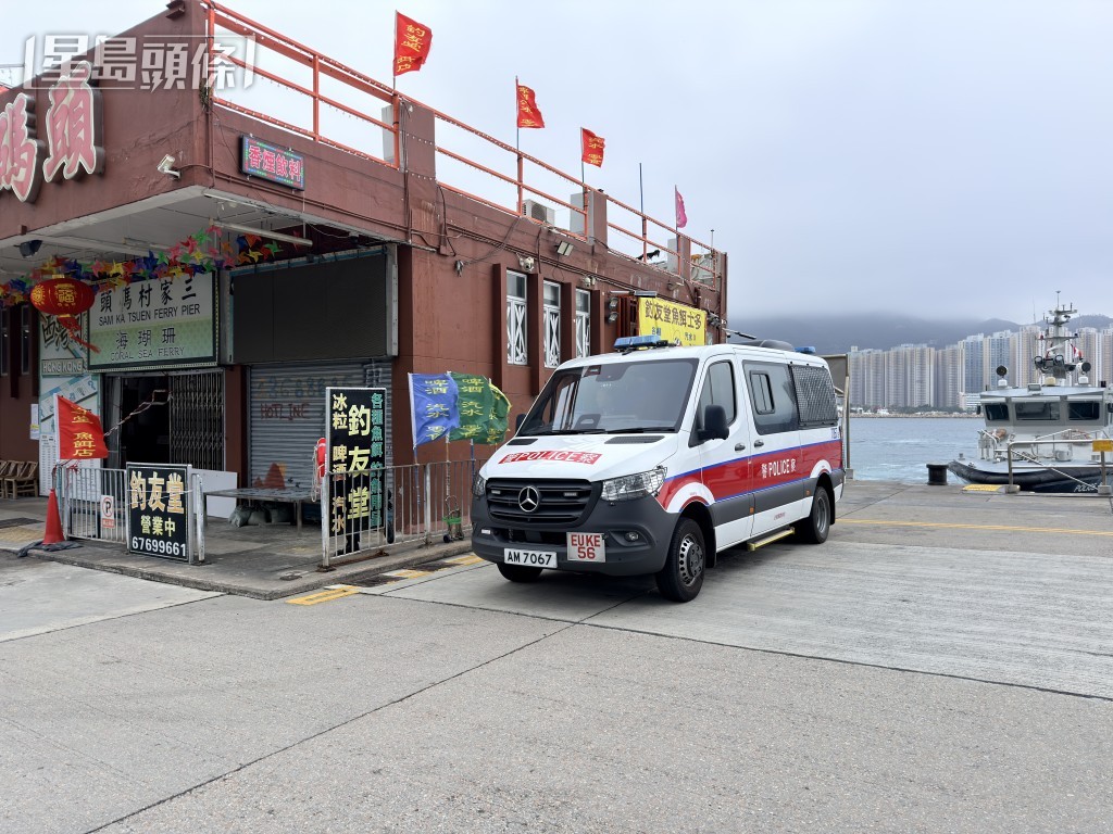 警方調查事件。