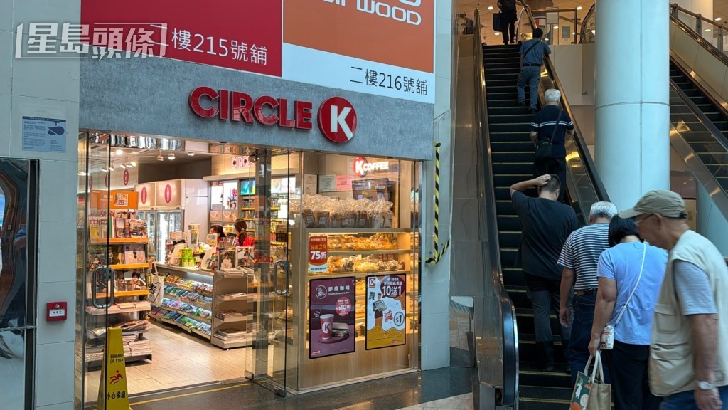黃太指事件起因是便利店特價,所以掃貨後女兒抽着兩大袋啤酒。 黃太指事件起因是便利店特價,所以掃貨後女兒抽着兩大袋啤酒。