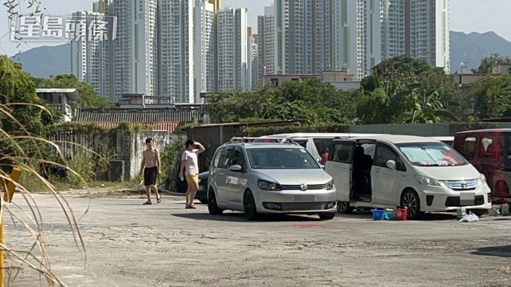 新屋村一個露天停車場內，多輛汽車遭淋紅油。林思明攝