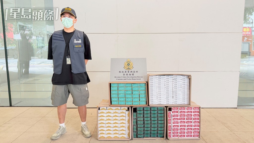 海關人員展示證物。陳卓楠攝