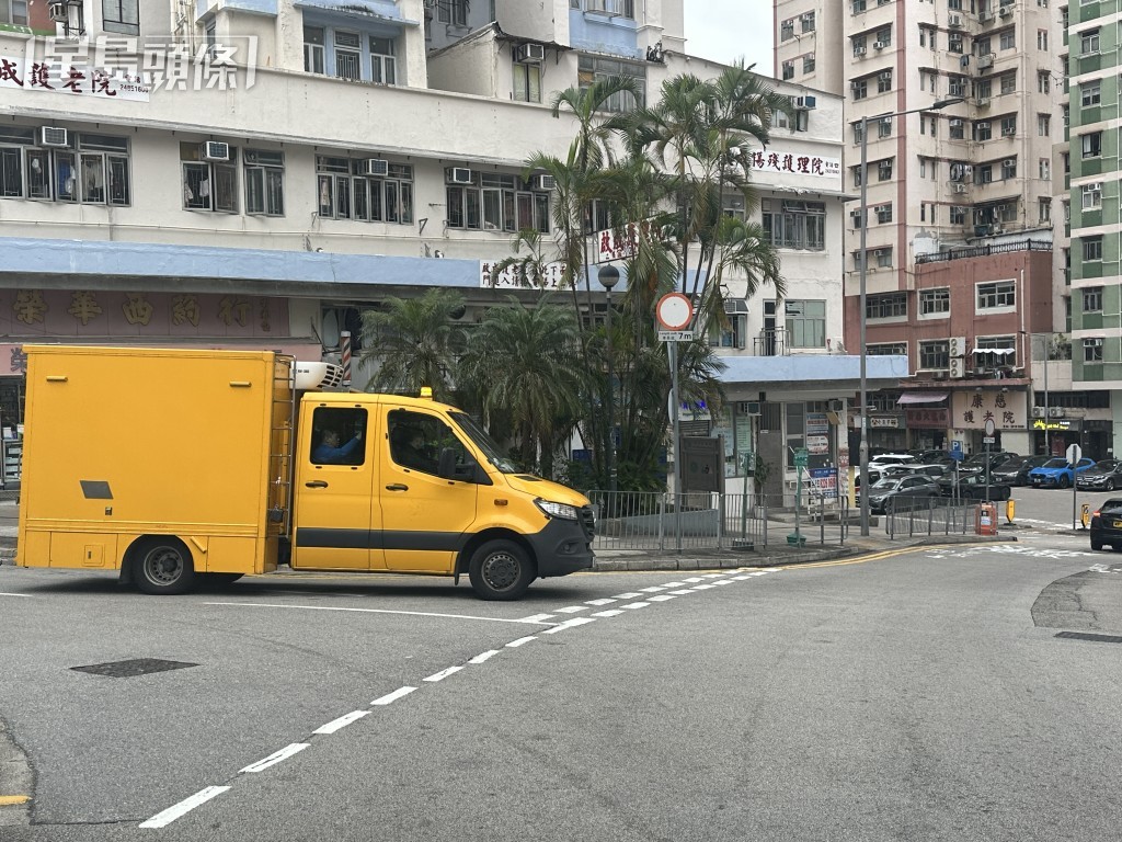 仵工將死者遺體送走。