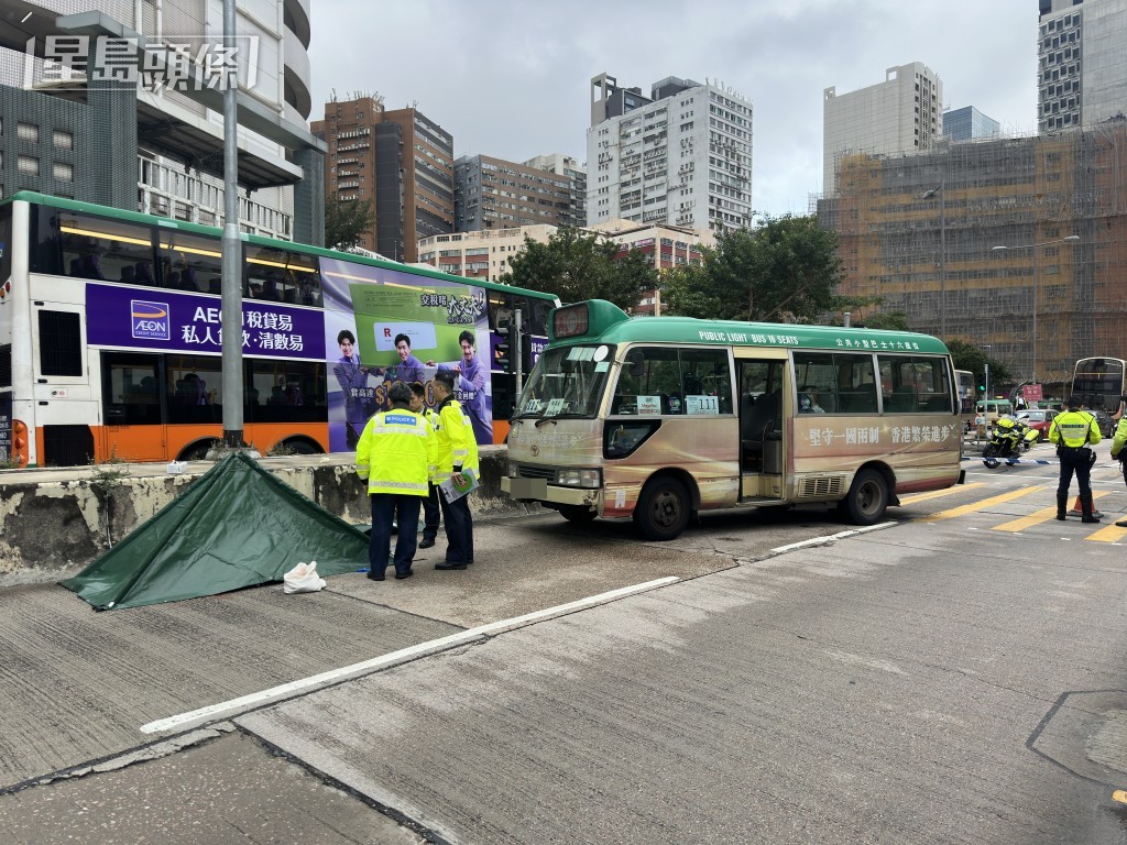 帳篷旁遺下環保袋等個人物品。梁國峰攝