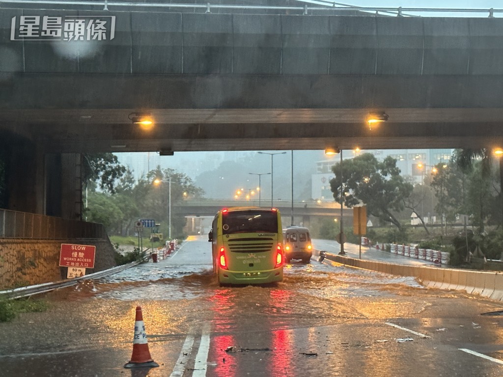 有汽車在道路上死火。劉漢權攝 有汽車在道路上死火。劉漢權攝