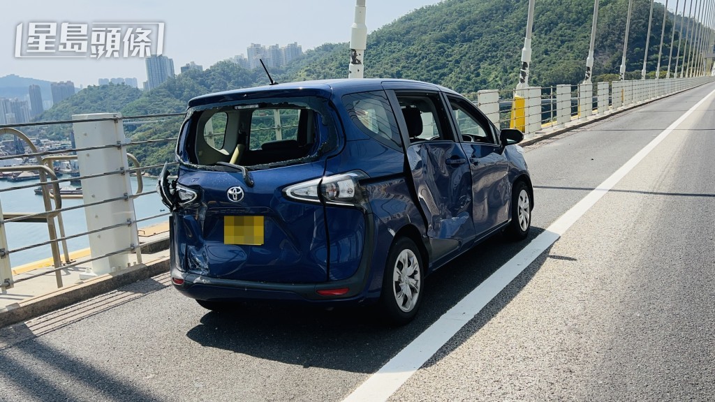 私家車車身損毀。 私家車車身損毀。