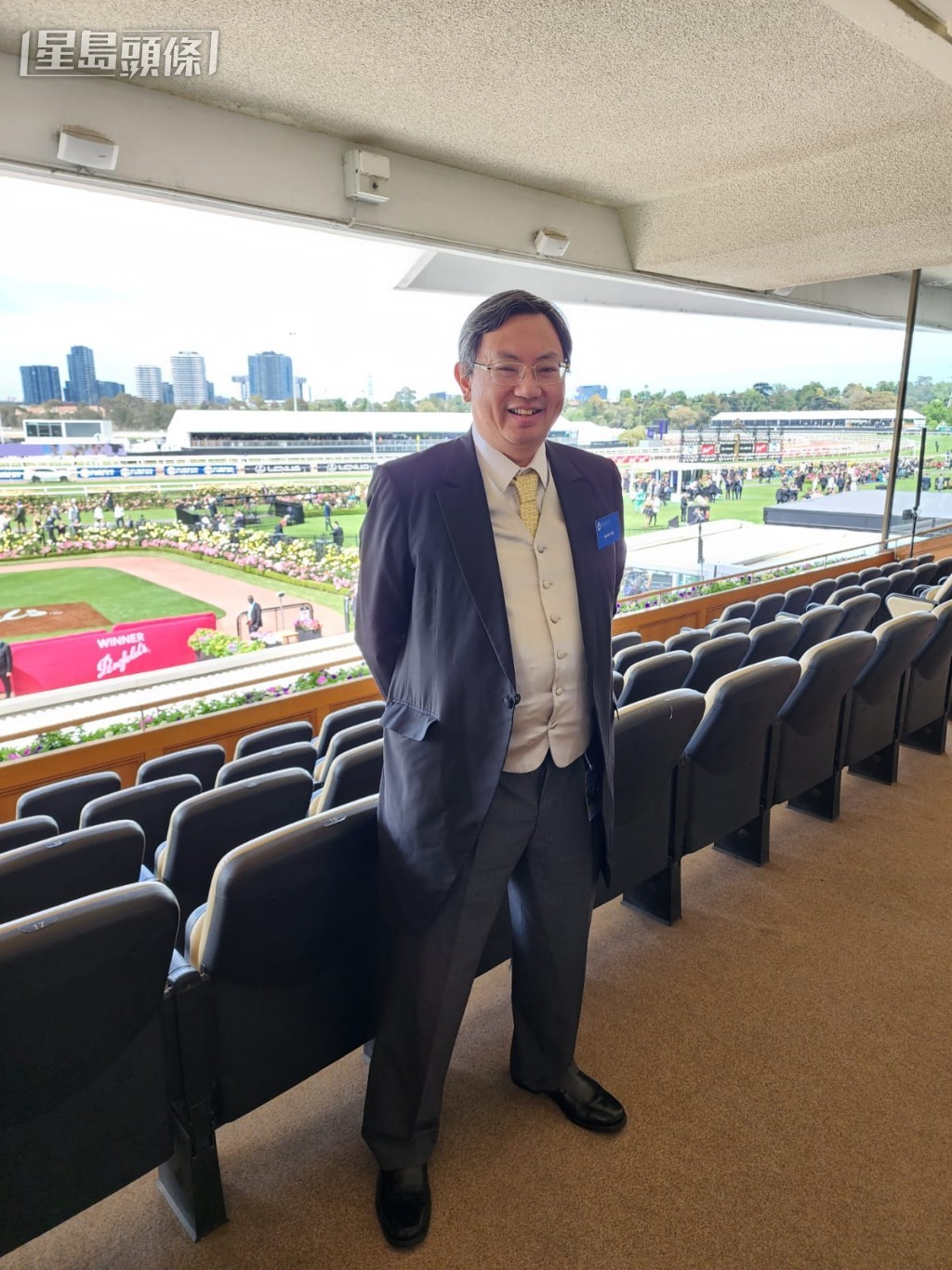  「心得」系馬主吳嵩目前身在澳洲，出席剛周末（十一月四日）維省打吡及之後一系列官方活動。