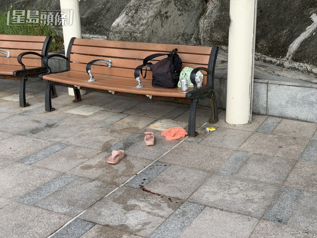 警員在長凳檢獲屬於女死者的一堆雜物。 警員在長凳檢獲屬於女死者的一堆雜物。