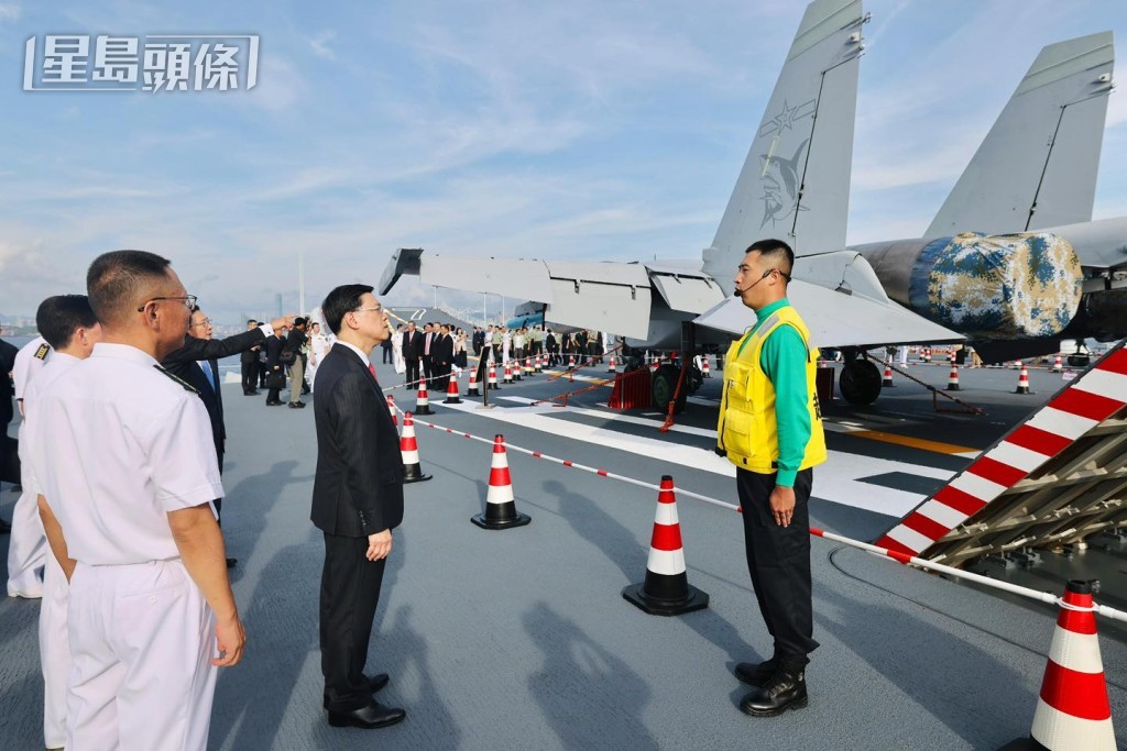 李家超一行人參觀「山東艦」。李家超fb 李家超一行人參觀「山東艦」。李家超fb