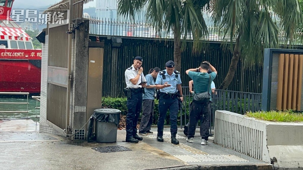 警方調查事件。
