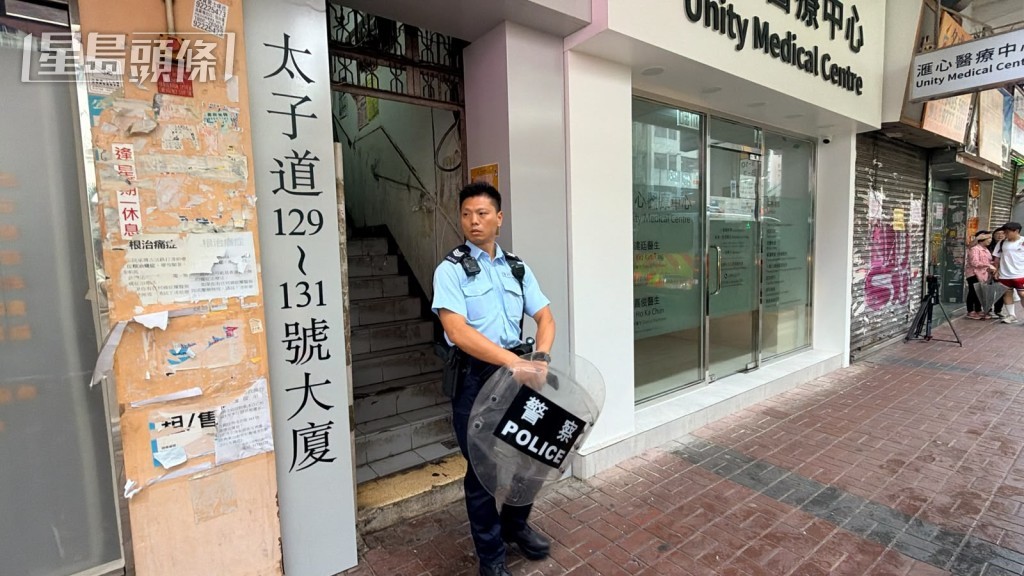 警員在場手持盾牌。 警員在場手持盾牌。