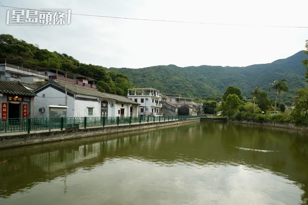 紅花嶺郊野公園面積約530公頃，位於沙頭角，北面與深圳梧桐山風景區的山脈相連，南面鄰近八仙嶺郊野公園。