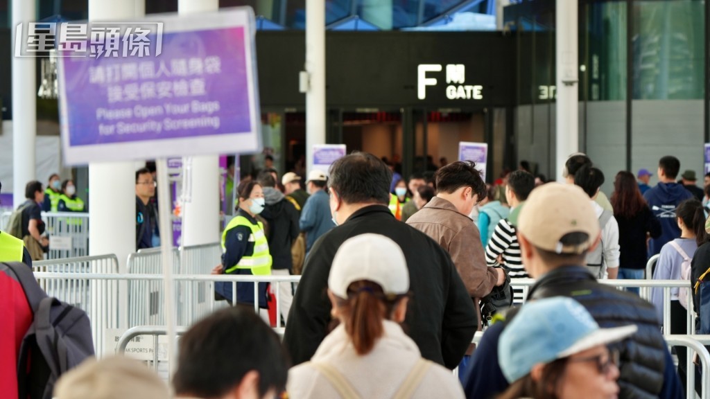 觀眾最早可在上午10時透過F閘口進場。劉駿軒攝