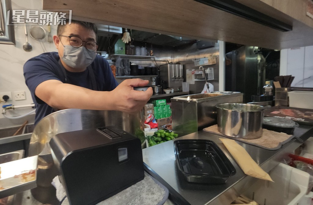 在大埔广福道经营烧腊店的周师傅表示，有不少顾客大赞胶兜可以循环再用。