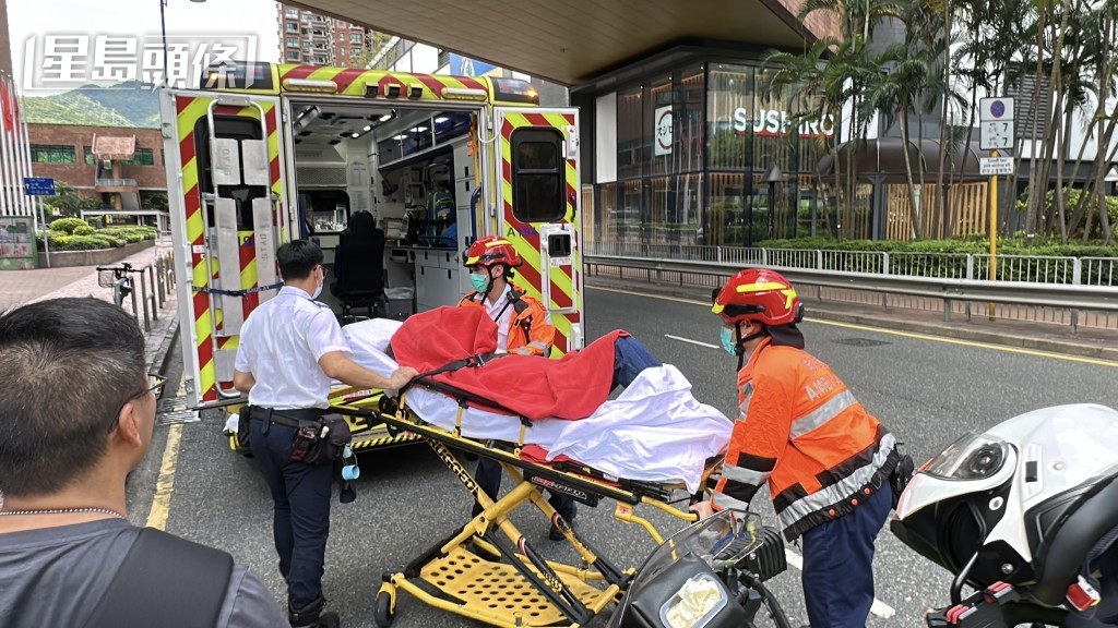 女事主獲救送院。劉漢權攝 女事主獲救送院。劉漢權攝