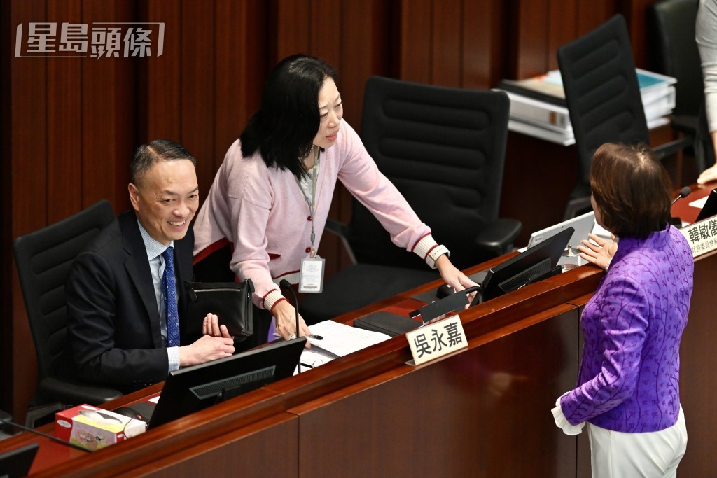 原訂排在發言名單上的梁美芬，被同黨的林偉全頂上，導致未能發言，會後更走到主席台前理論。