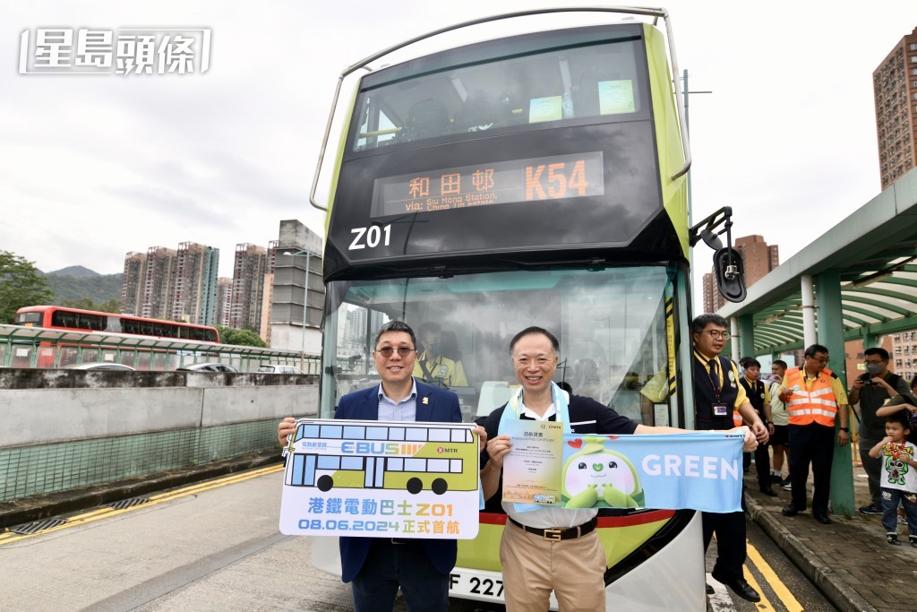 左起：港鐵公司營運主管-屯馬綫輕鐵及巴士陳志雄、港鐵公司總車務經理（輕鐵及巴士）關偉麟。盧江球攝