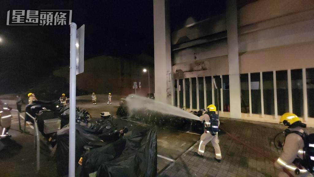 火勢波及在場多個泊車位，消防員開喉灌救。資料圖片