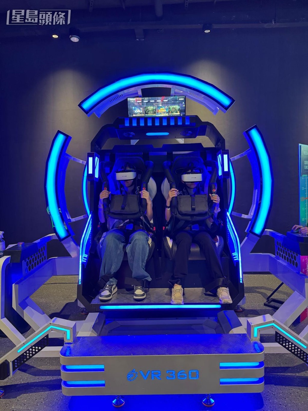 「VR遊戲區」內有多款VR遊戲,如三、四歲孩子也可玩的「VR機甲」,可試試「360度反轉再反轉」的刺激感。(圖片來源:《親子王》) 「VR遊戲區」內有多款VR遊戲,如三、四歲孩子也可玩的「VR機甲」,可試試「360度反轉再反轉」的刺激感。(圖片來源:《親子王》)