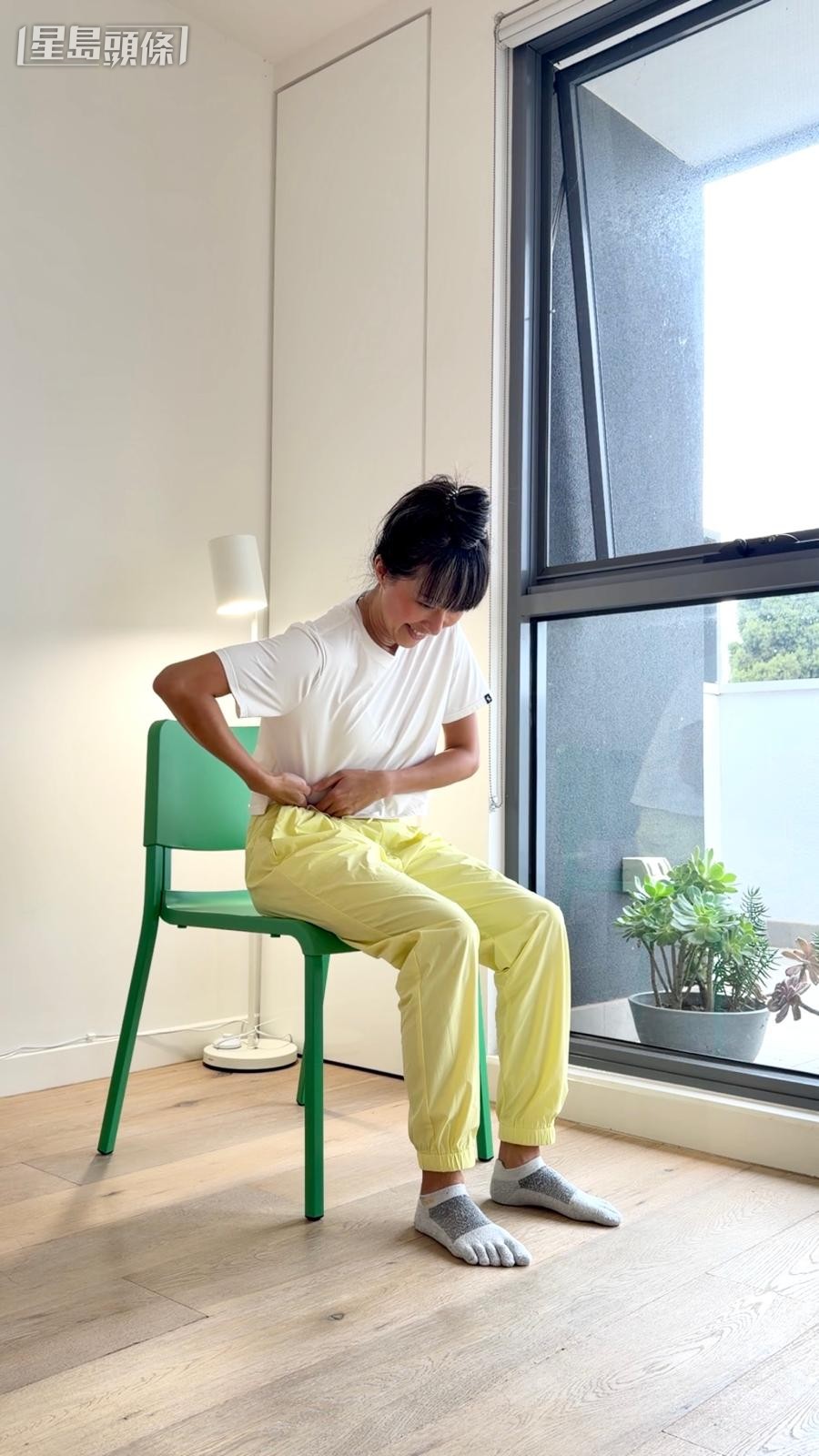 放松腹部练习｜1. 肋骨筋膜放松：将手指放在肋骨下缘，由胸口下方开始，轻轻向内、向上按压。（图片由受访者提供）