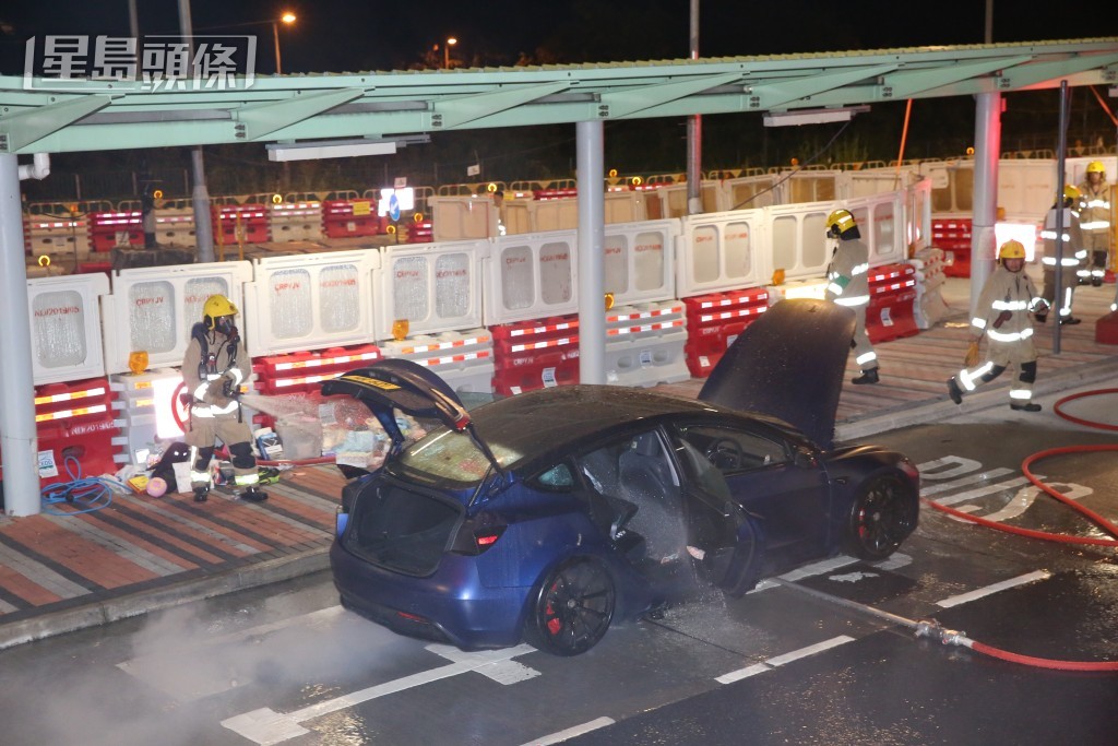 粉嶺公路Tesla電動車冒煙起火。