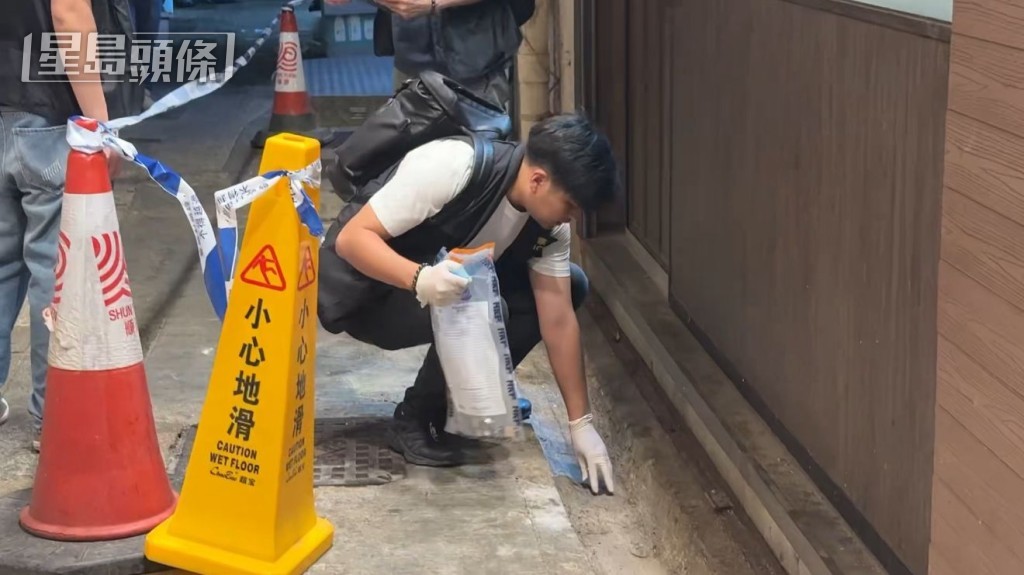 警員於後巷搜證。 警員於後巷搜證。
