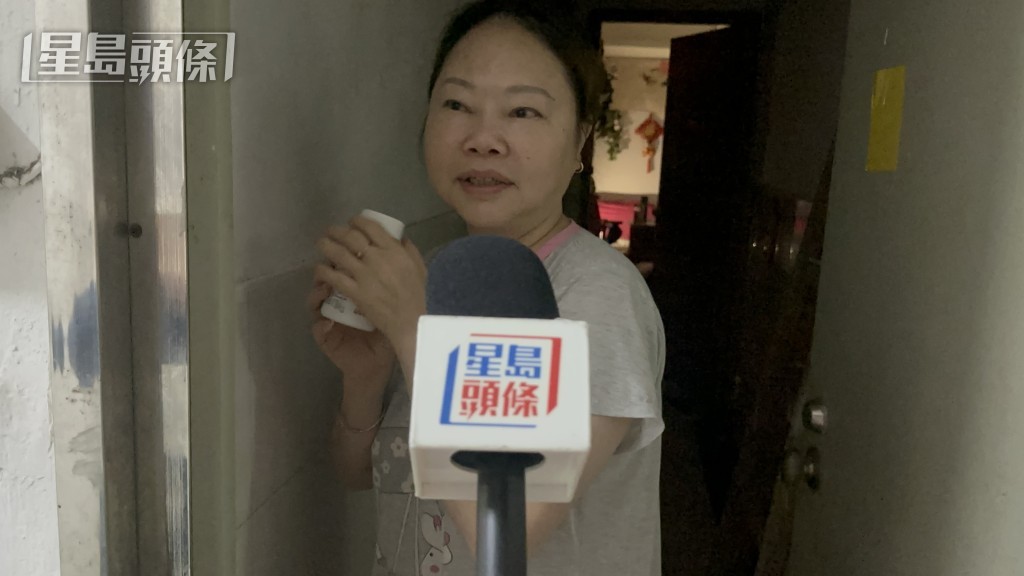 曹女士指停電期間悶熱難當,只能使用小型風扇。 曹女士指停電期間悶熱難當,只能使用小型風扇。