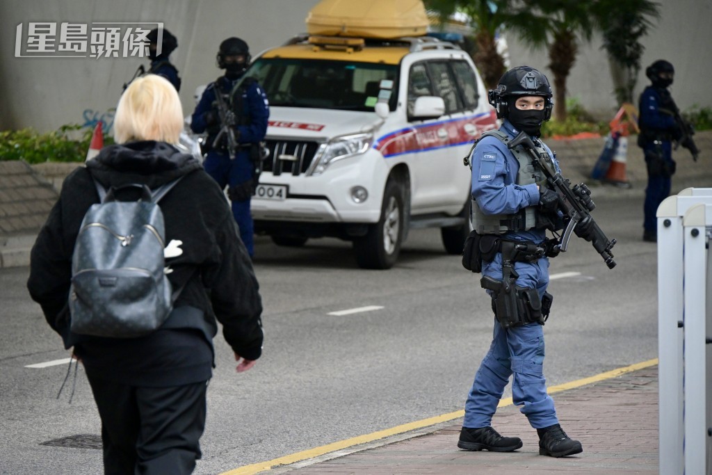 法院外戒備的警員仍緊守崗位。蘇正謙攝 法院外戒備的警員仍緊守崗位。蘇正謙攝