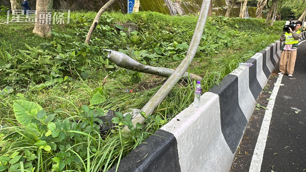 燈柱被撞毀。劉漢權攝