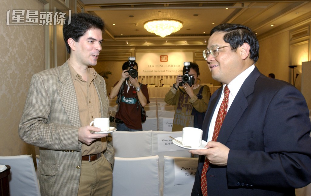 圖為David Webb 2003年出席利豐年度業績會後，與馮國經對話。