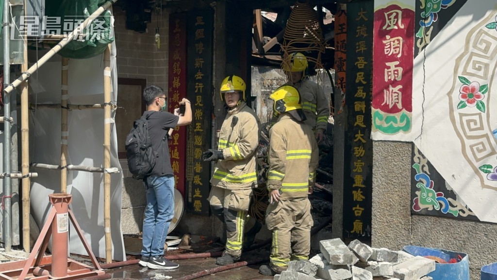 屋宇署人員在場拍照。