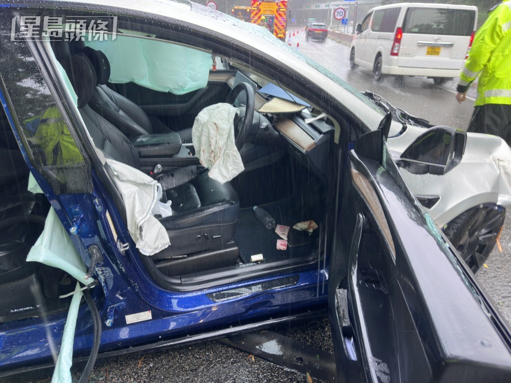 Tesla安全氣袋爆裂,染有血迹。 Tesla安全氣袋爆裂,染有血迹。